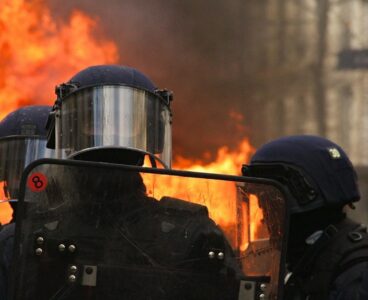 Scontri di Bologna: agenti di polizia trattati come 