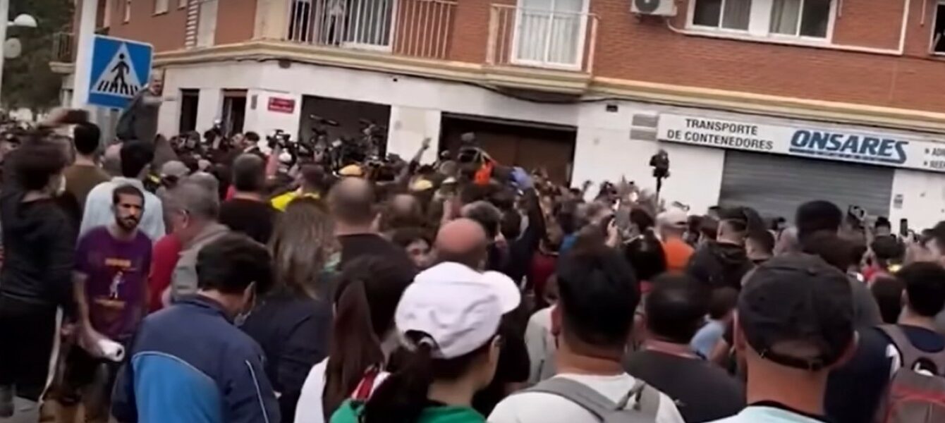 Immagine in evidenza del post: Tensione a Valencia, calci e bastonate all'auto del premier Sanchez [VIDEO]