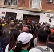 Tensione a Valencia, calci e bastonate all'auto del premier Sanchez [VIDEO]