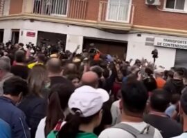 Immagine di anteprima per Tensione a Valencia, calci e bastonate all'auto del premier Sanchez [VIDEO]