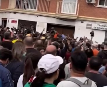 Tensione a Valencia, calci e bastonate all'auto del premier Sanchez [VIDEO]