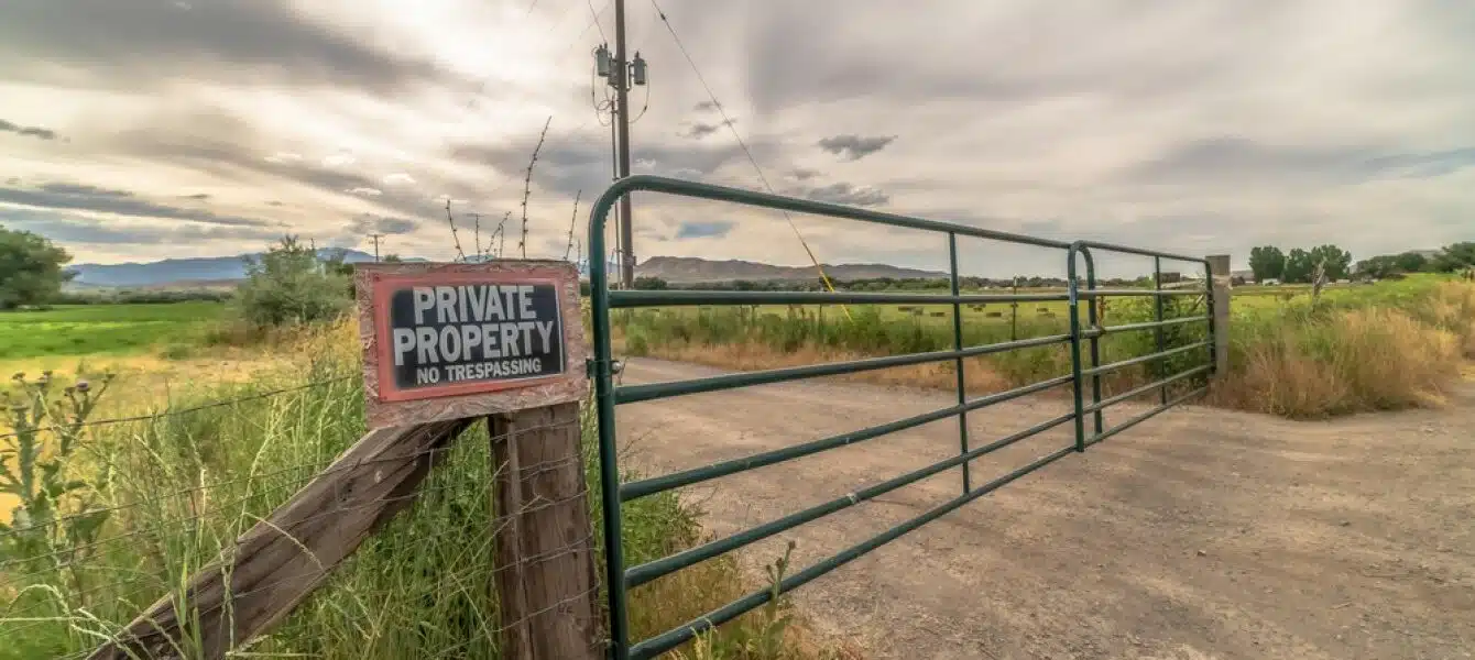 Immagine in evidenza del post: Chiarimenti su passaggio e uso pubblico di una strada privata