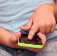 La Cassazione spedisce in casa famiglia il figlio che usa troppo il cellulare