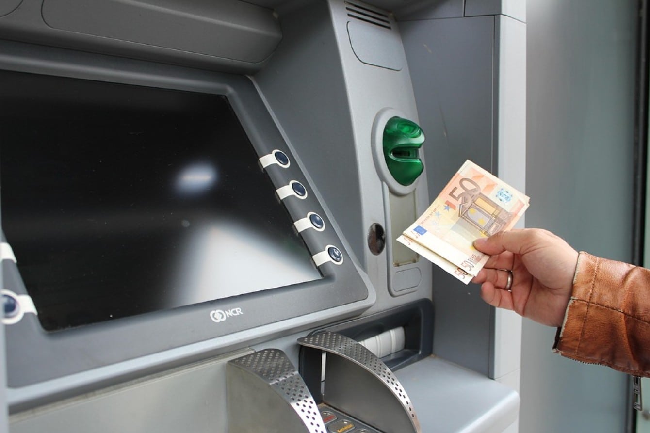 Sportelli ATM in "pensione": il futuro dei bancomat sarà solo contactless